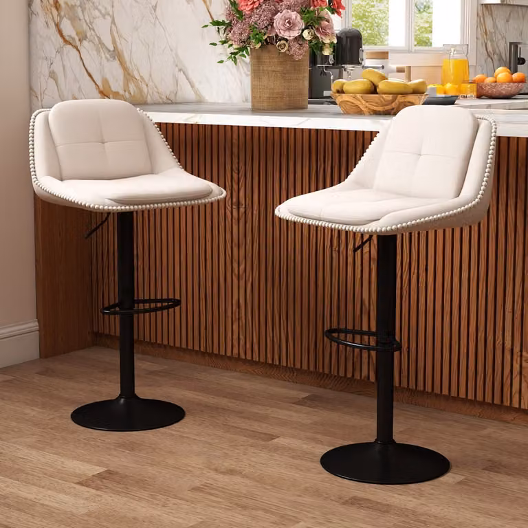 Set di 2 sgabelli da bar regolabili Costway in ciniglia beige con poggiapiedi e seduta imbottita girevole a 360 gradi