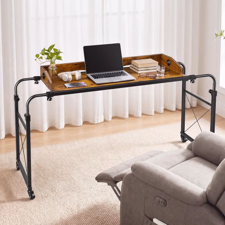 Tavolino da letto VEVOR con rotelle, dimensioni 1060x360 mm, utilizzabile come comodino, tavolino per laptop, tavolino per la cura personale, ideale per camere da letto, soggiorni e uffici domestici. Altamente regolabile in altezza e lunghezza, dotato di