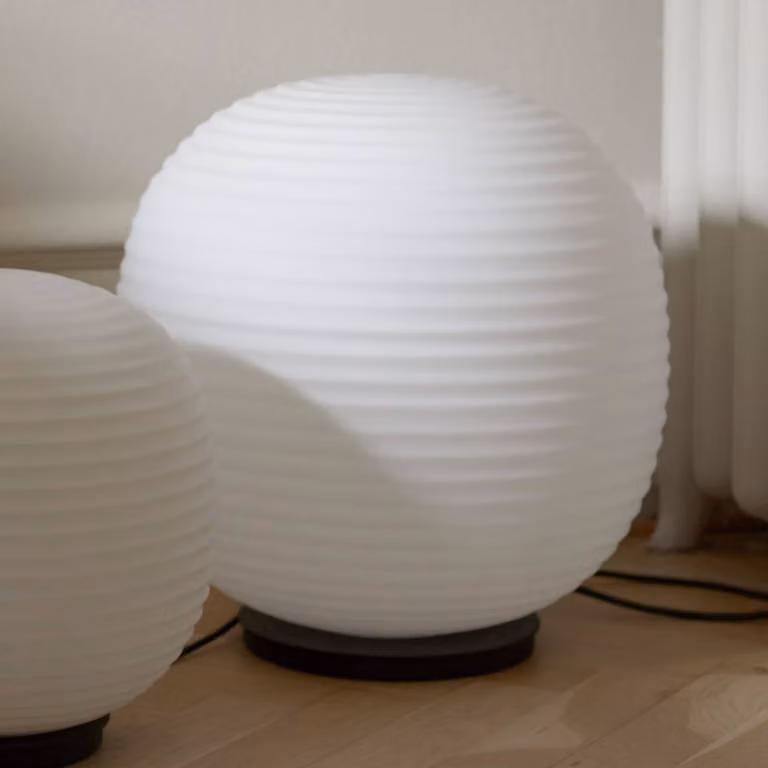 New Works Lampada da tavolo di design Lantern Globe Large, dimmerabile, Bianco / Opale, Soggiorno / Sala da pranzo, Vetro, Design, Lampada da tavolo