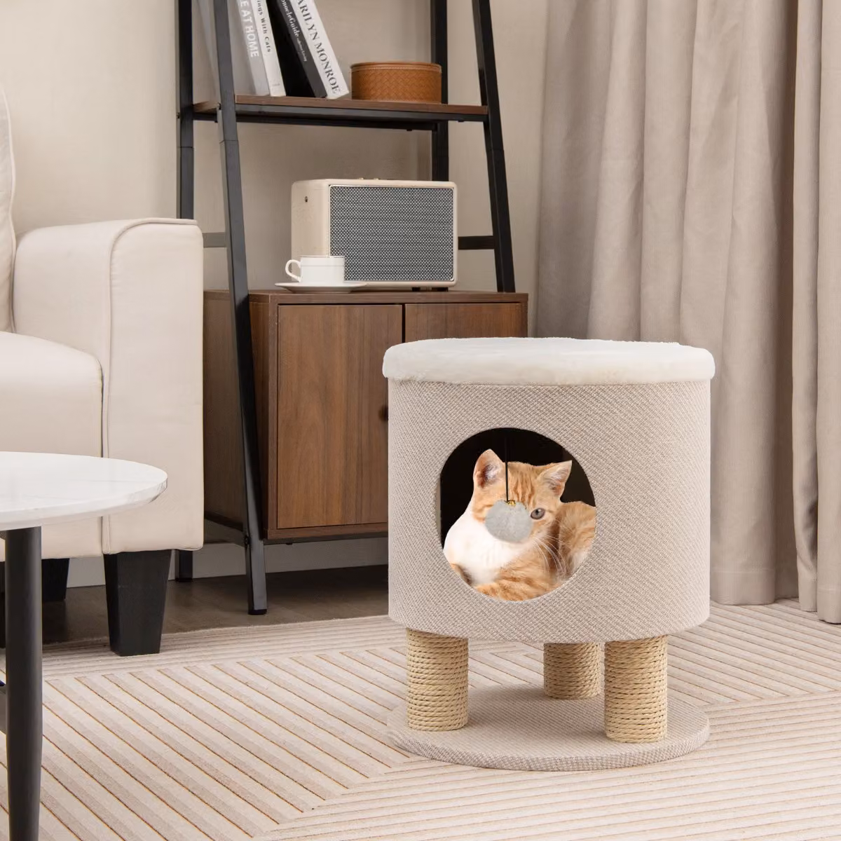 Sgabello nicchia per gatti Costway con pali tiragraffi e pallina di peluche, casetta multiuso beige