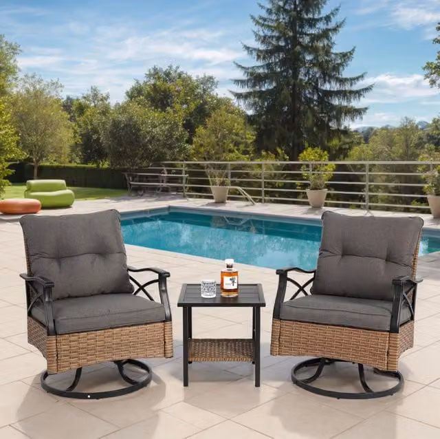 Set da giardino 3 pezzi con 2 sedie a dondolo girevoli e tavolo, struttura in acciaio e rattan marrone, cuscini grigi