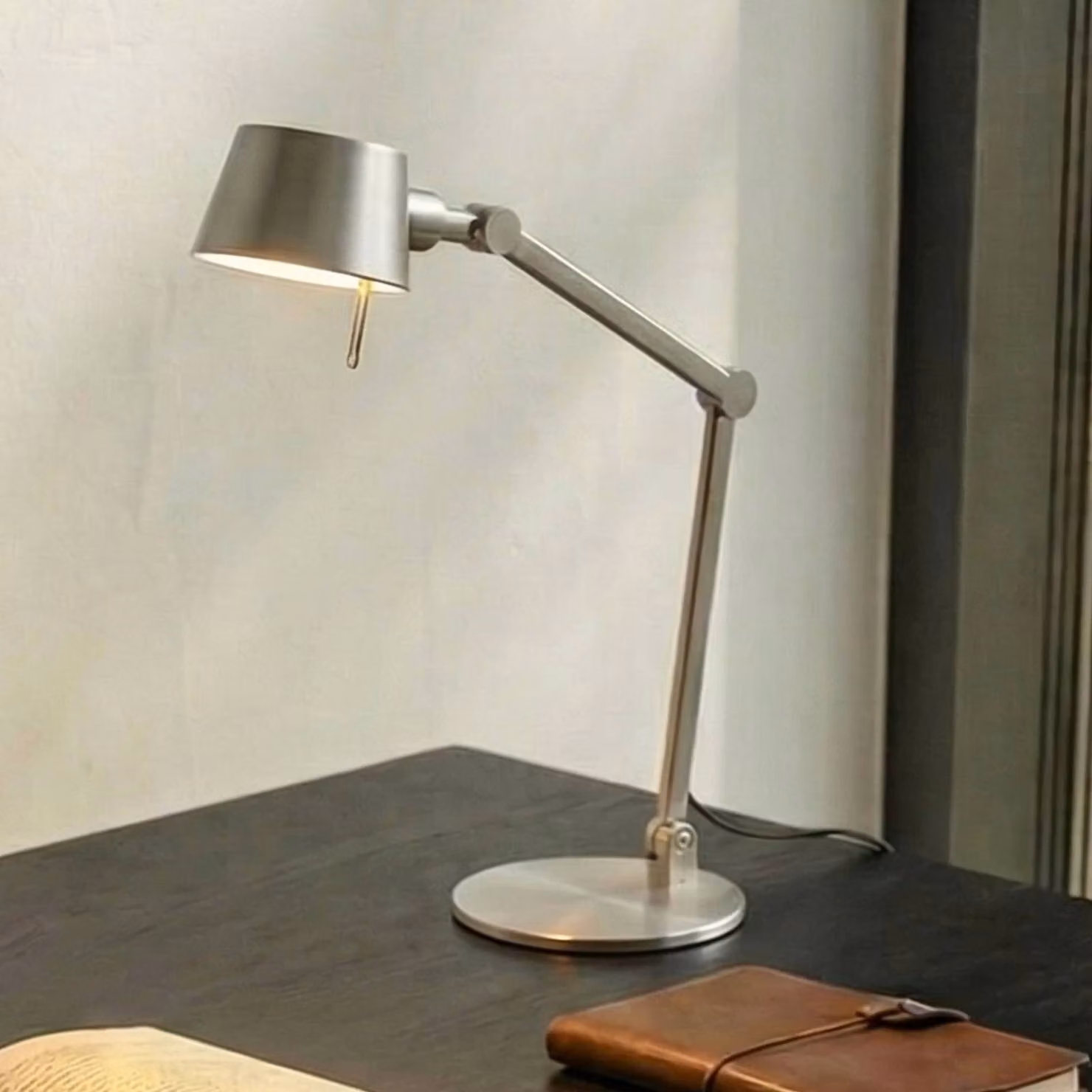 Lampada da scrivania Silka Lucande, Alluminio / Grigio / Zincato, Soggiorno / Sala da pranzo, Metallo, Moderno, Lampada da tavolo