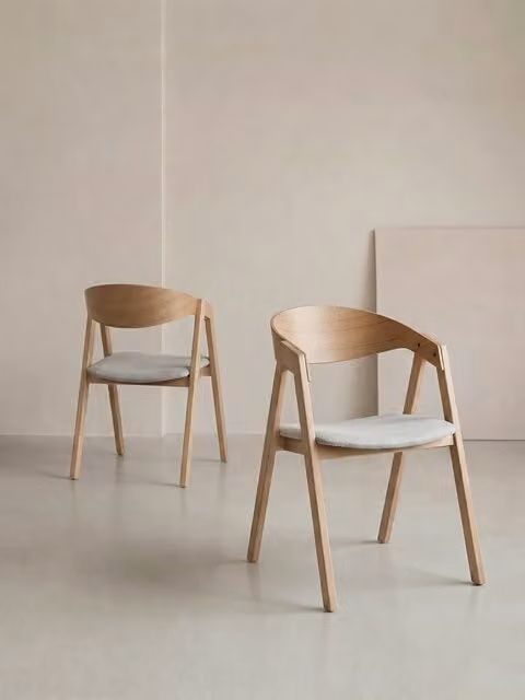 Set di 2 sedie imbottite Bent beige con struttura in rovere naturale Kenay Home