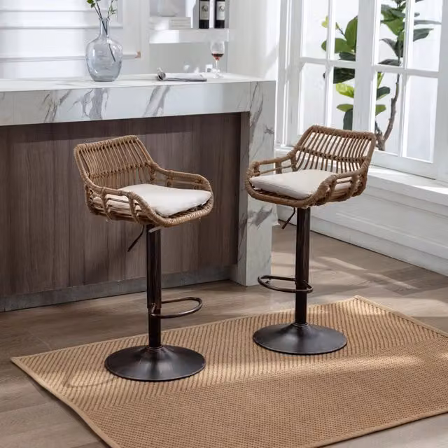 Set di 2 sgabelli da bar girevoli OKWISH con altezza regolabile e poggiapiedi in tessuto beige e struttura in metallo e rattan