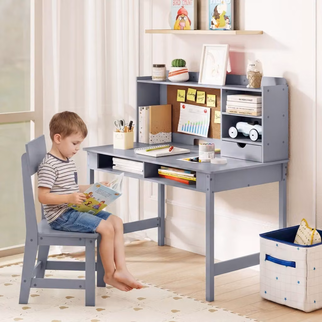 Set scrivania e sedia in legno per bambini con bacheca in sughero e cassetto, postazione computer con pensile e ripiani aperti per cameretta, Grigio – 2