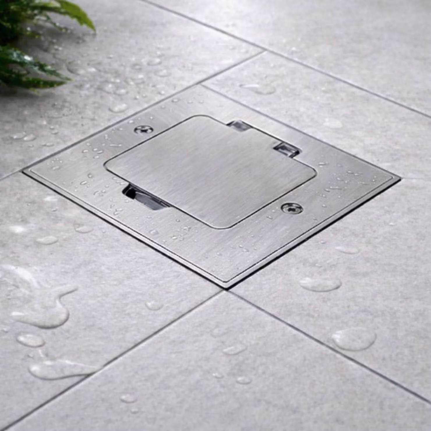 Presa da incasso in metallo IP44 con coperchio ribaltabile, serie I AP-1, finitura ferro spazzolato