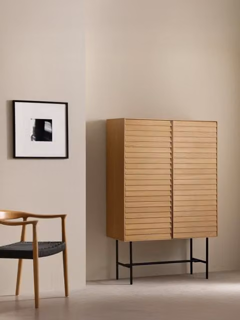 Credenza Finn impiallacciata in rovere e metallo Kenay Home, colore marrone e nero