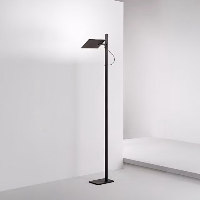 Piantana radiante LED Perenz nera, regolabile in altezza e dimmerabile