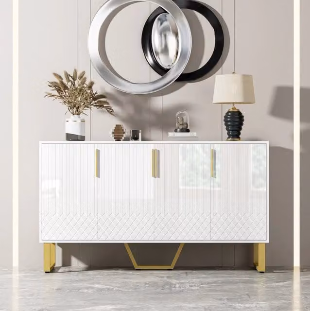 Credenza ULEVR 140x40x80 cm con 4 ante, finitura bianco lucido, maniglie e gambe in metallo