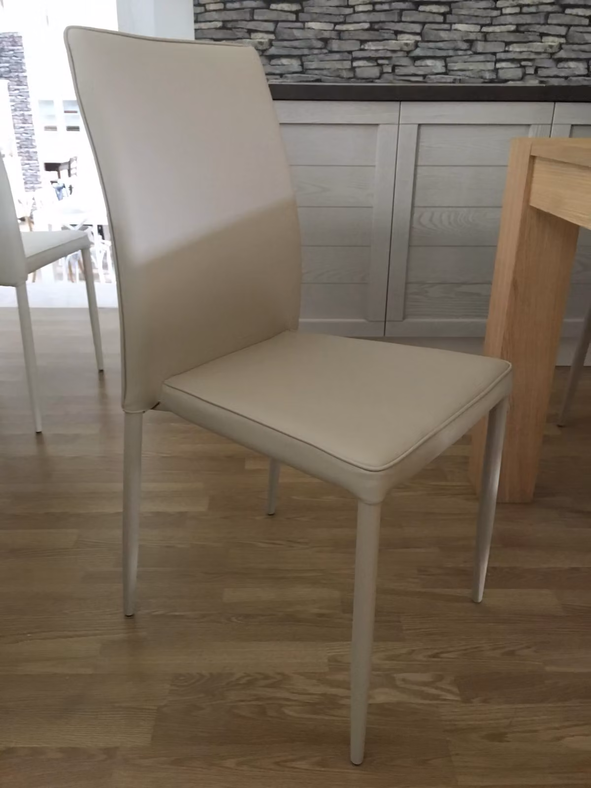 Set di 4 sedie moderne in ecopelle beige con struttura in metallo Mobili 2G – 2