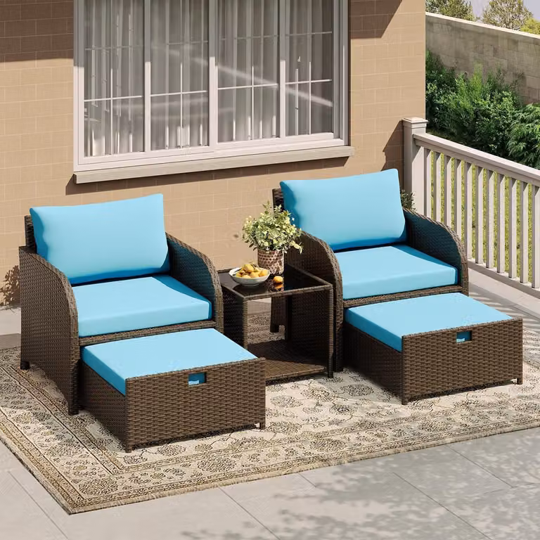 Set da salotto per esterno, composto da 5 pezzi, in rattan sintetico color blu cielo, con 2 sgabelli e un tavolino in vetro