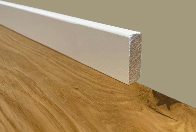 Battiscopa squadrato basso Eternal Parquet in legno massello laccato bianco