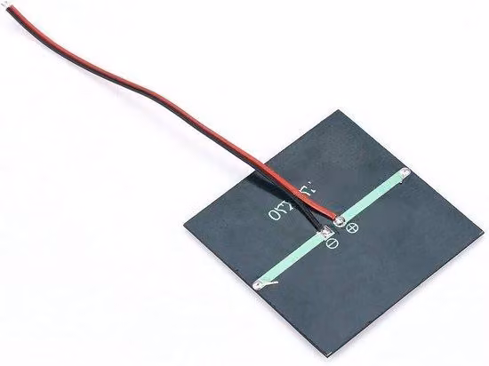 Caricabatterie solare portatile per batterie da 1,2 V - 0,7 W - cella fotovoltaica - cavo - 7x7 cm.