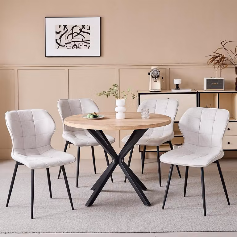 Set da pranzo composto da un tavolo rotondo da 100 cm e 4 sedie, con piano in legno effetto legno chiaro, sedute in lino beige e gambe in metallo