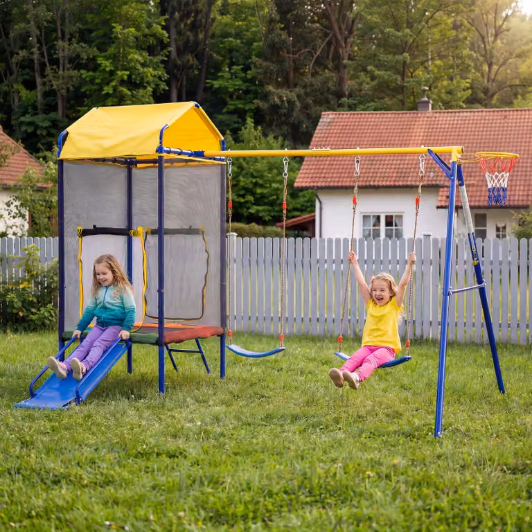Set altalena multifunzionale da esterno Merax per bambini con trampolino, altalena, scivolo e canestro da basket, rete di sicurezza, robusto telaio in ferro