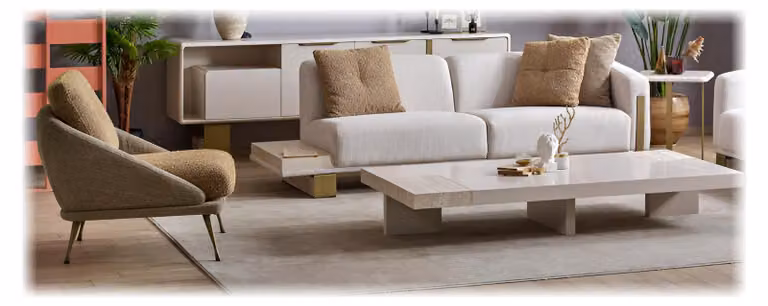 Set di divani moderni: divano a tre posti, tavolino, poltrona e tavolino da salotto.