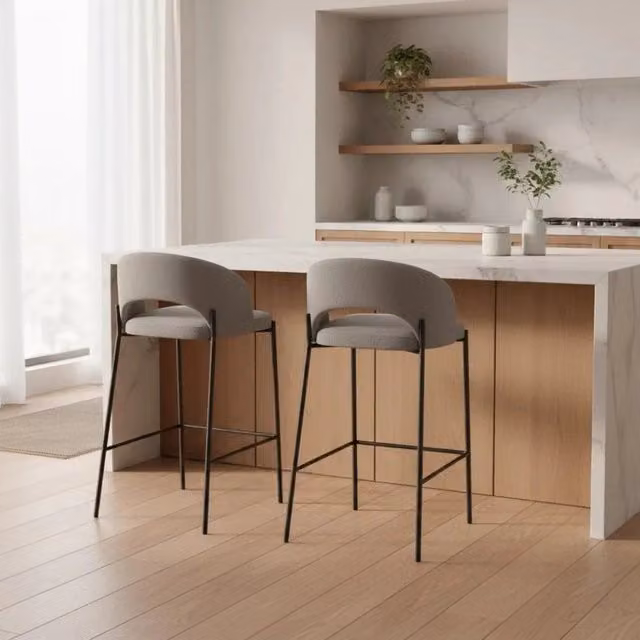Set di 2 sgabelli da bar e cucina in tessuto grigio chiaro Nia con struttura in metallo e poggiapiedi | Duzzle