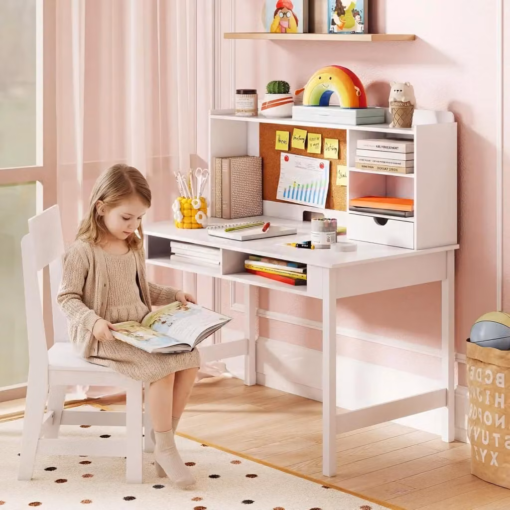 Set Scrivania e Sedia per Bambini Costway in Legno e MDF Bianco con Scaffale e Postazione Studio per Bambini dai 3 ai 6 Anni L: 110 cm, P: 60 cm, H: 50 cm – 2