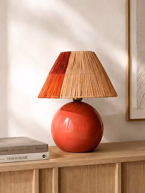 Lampada da tavolo Zoe rossa in metallo, rattan e ceramica Kenay Home