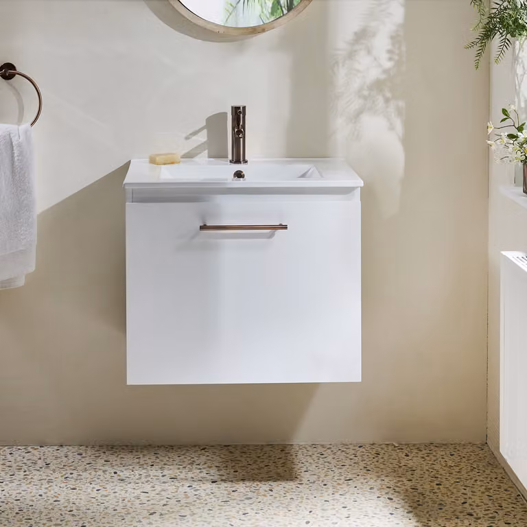 Mobile Bagno Bianco Sospeso da 600mm con Lavabo e Maniglia con Barra a T in Bronzo Spazzolato - Cluo
