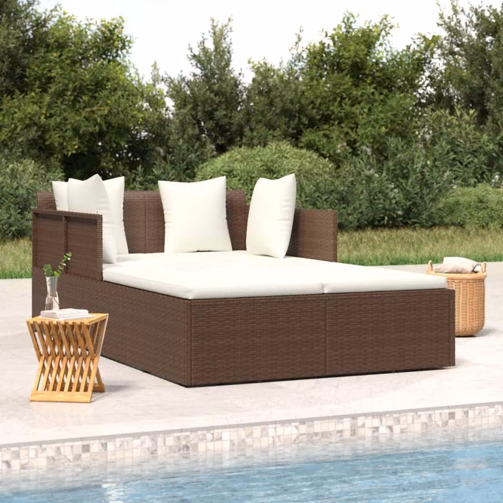 Lettino da giardino vidaXL in rattan marrone con cuscini bianchi e braccioli L/P/H: 182 x 118 x 63 cm