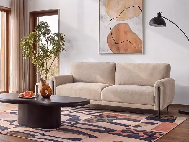 Divano a 3 posti beige in ciniglia con gambe in metallo, fodere dei cuscini rimovibili e stile moderno per il soggiorno