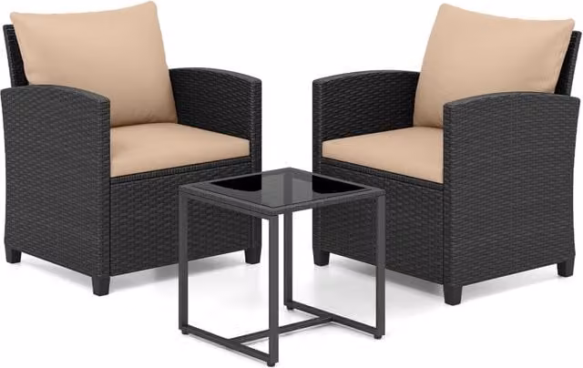 Set mobili da giardino Outsunny in rattan PE composto da 2 poltrone e 1 tavolino con vetro temperato, colore Nero e Ocra