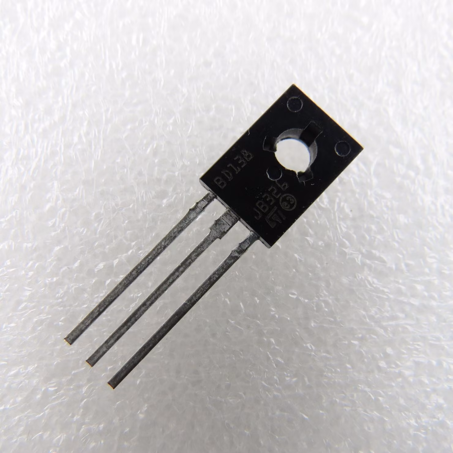 Transistor BD138: PNP; bipolare; 60V; 1,5A; 12W; TO126. BD138, transistor PNP, per montaggio su circuito stampato (THT)