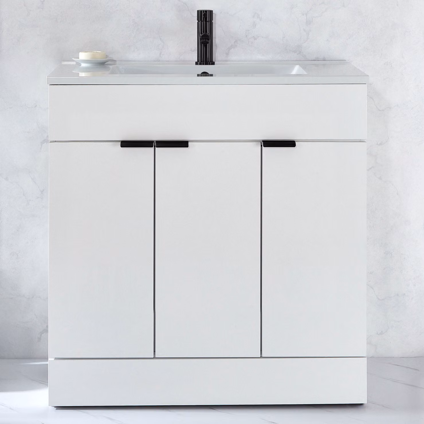 Mobile Bagno a Terra Bianco da 810mm con Lavabo e Maniglie Nere con Impugnatura a Dito - Cluo