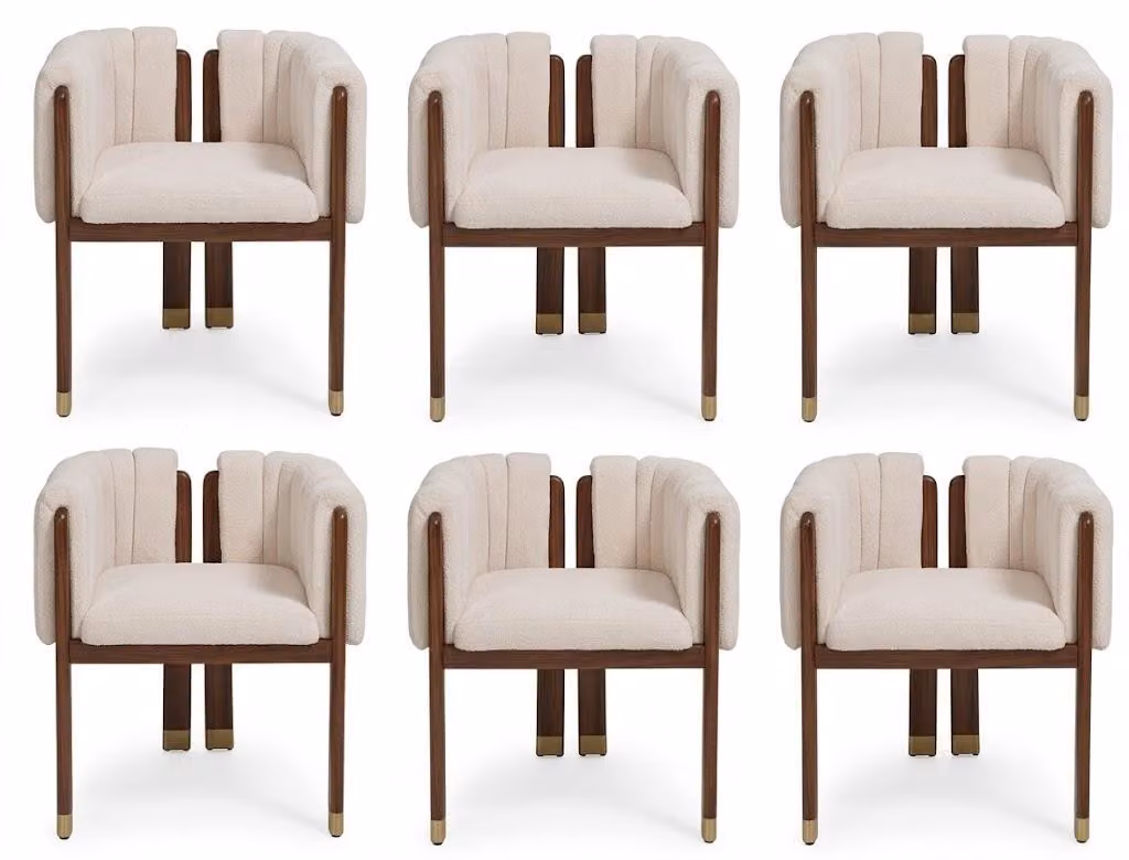 Set di sedie dal design elegante, rivestite in tessuto beige, con struttura in legno. Offrono comfort e creano un'atmosfera raffinata