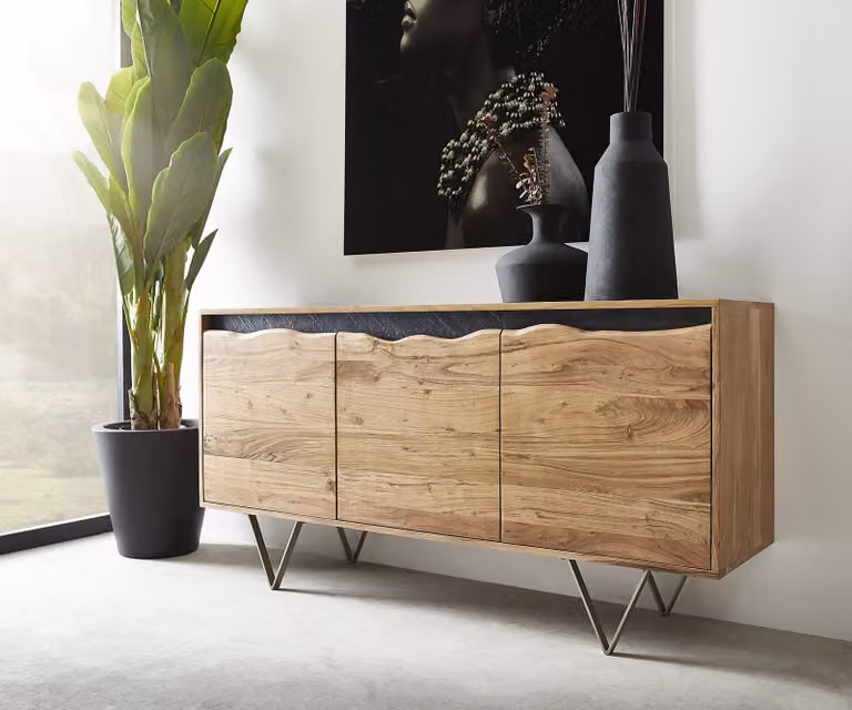 Credenza DELIFE Stonegrace 147x45 cm in acacia naturale, 3 ante, bordo grezzo