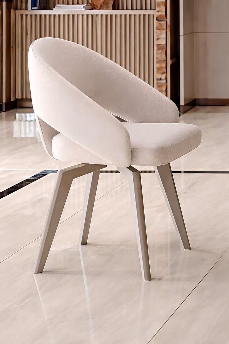 Comoda sedia dalla forma ergonomica e dal design elegante