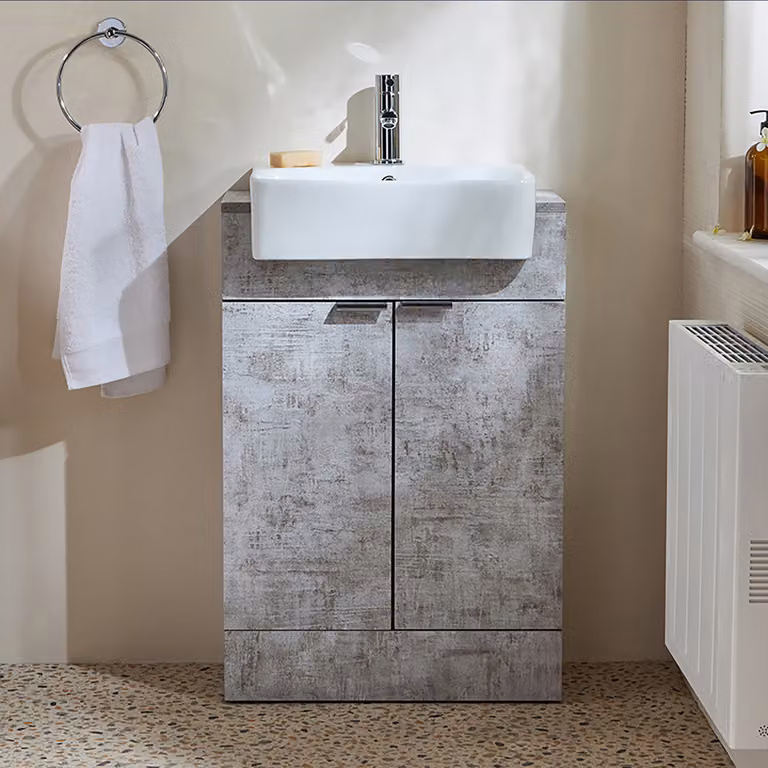 Mobile Bagno a Terra Grigio Cemento da 550mm con Lavabo e Maniglie con Impugnatura a Dito Cromate - Cluo