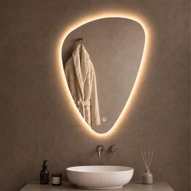 Specchio triangolare OGOMONDO con retroilluminazione LED dimmerabile e touch switch, L: 60 cm, H: 80 cm