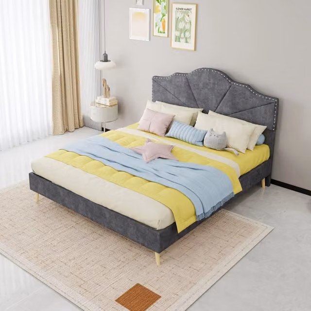 Letto matrimoniale imbottito 160x200 cm con testiera geometrica e rete a doghe; tessuto grigio
