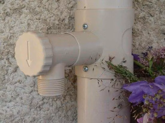 Serbatoio per l'acqua piovana realizzato con risorse rinnovabili - Tonalità sabbia - Ecologico