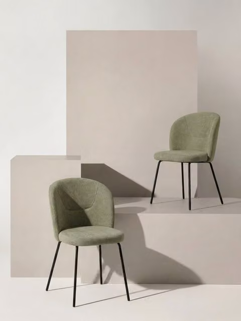 Set di 2 sedie Beiz Kenay Home rivestite in tessuto verde con struttura in metallo nero per sala da pranzo e cucina – 1