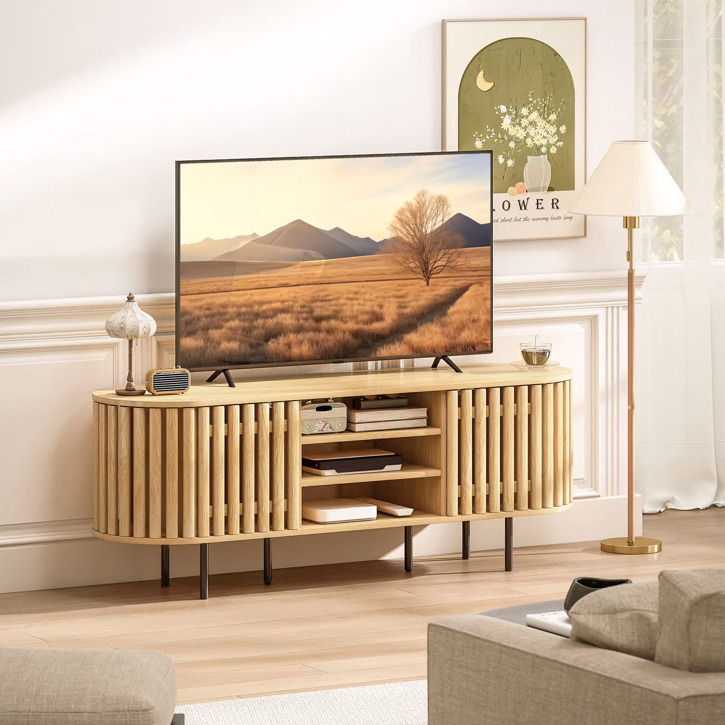 Mobile TV HOMCOM in legno naturale marrone per televisori fino a 152,4 cm con 2 ante a doghe ad apertura a pressione, L 140 cm x P 40 cm x H 52 cm – 2