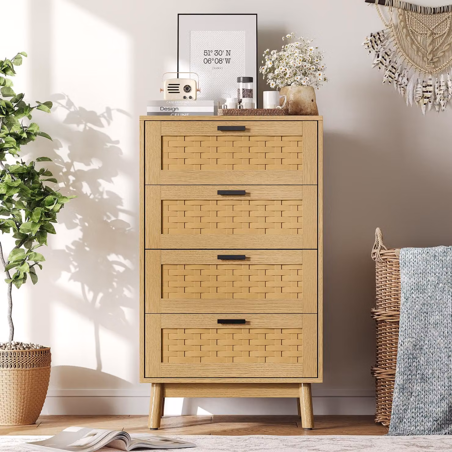 Comò Moonbite con 4 cassetti, legno di quercia con aspetto rattan, 55x40x95 cm, frontale in PVC intrecciato, ideale per l'arredamento del soggiorno