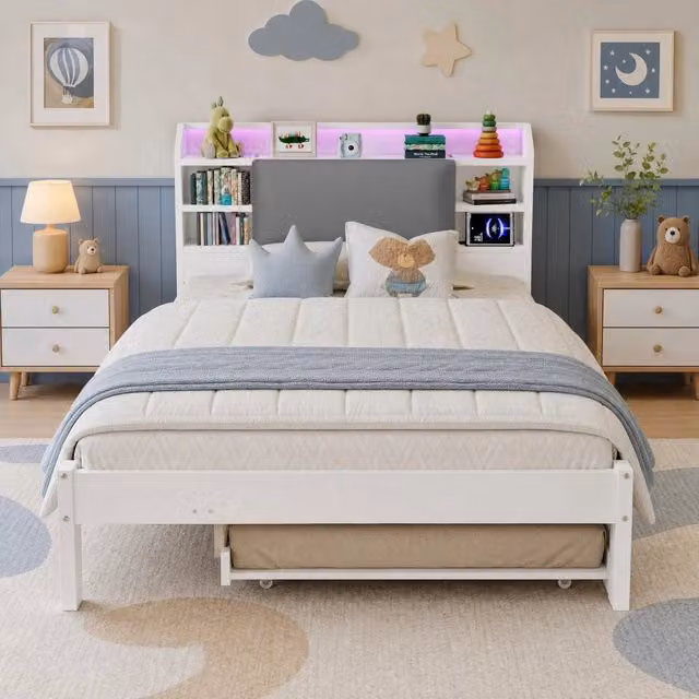 Letto in legno 120x200 cm bianco con letto estraibile, LED, presa e testiera imbottita