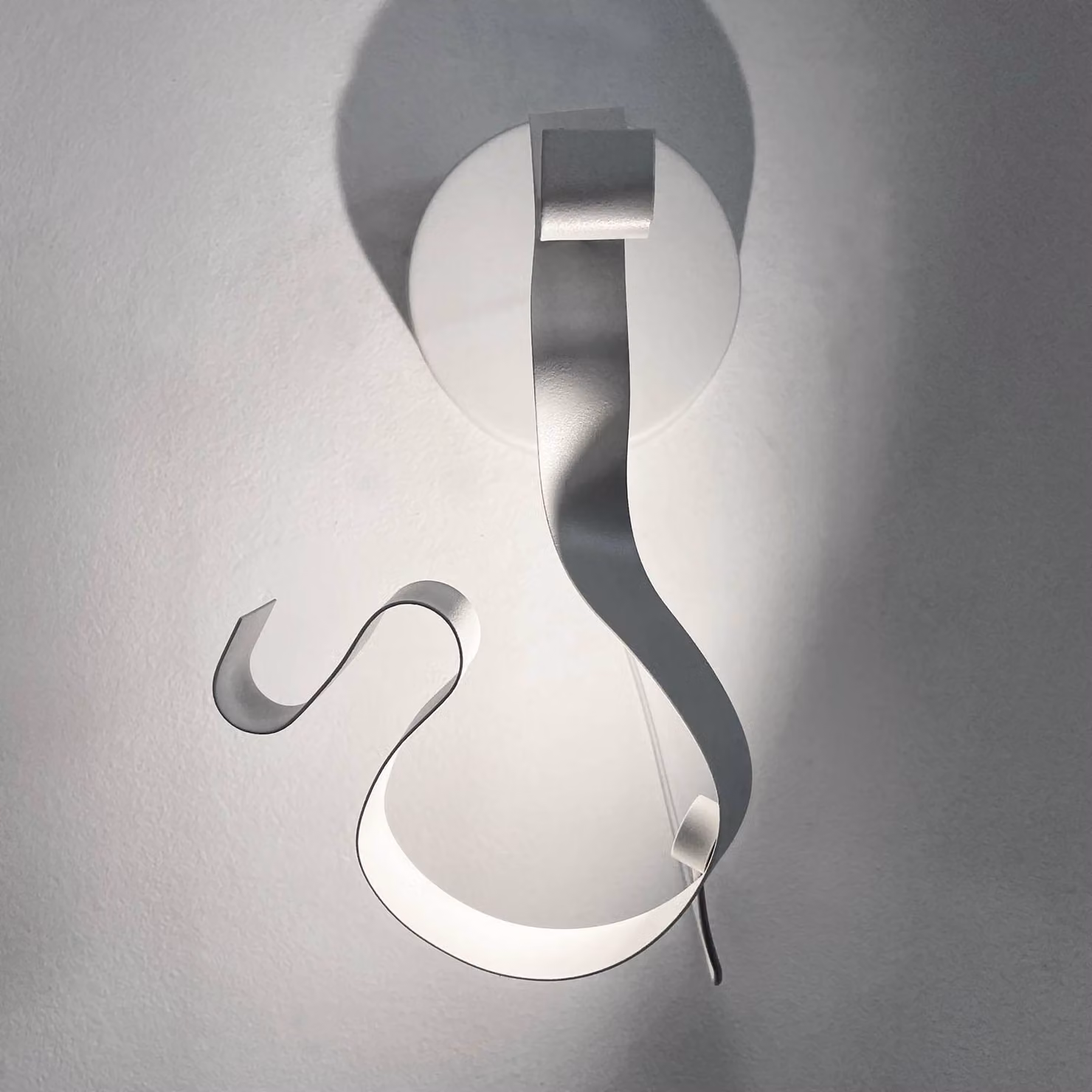 Knikerboker Applique da parete a LED CURVE, dimmerabile, Bianco / Opale, Soggiorno / Sala da pranzo, Metallo, Moderno, Applique a LED