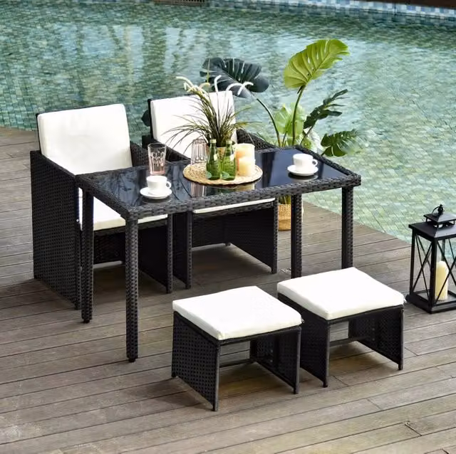 Set da giardino ULEVR 11 pezzi con tavolo in vetro, 2 sedie e 2 sgabelli con cuscini, polyrattan nero