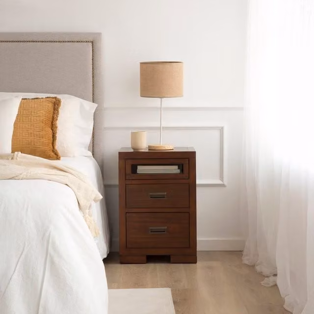 Comodino Kenia Banak in legno massello di mindi colore teak e marrone