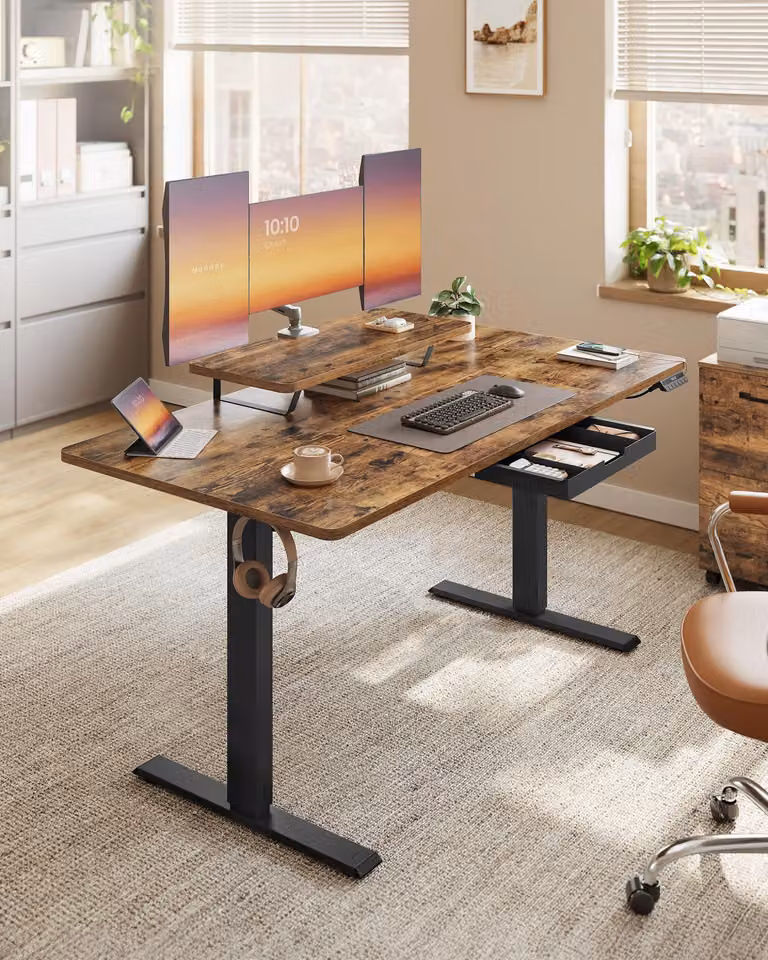 Scrivania regolabile in altezza VASAGLE, 140 cm, connessione USB-C, promemoria per lunghe sedute, supporto per monitor montabile in modo flessibile