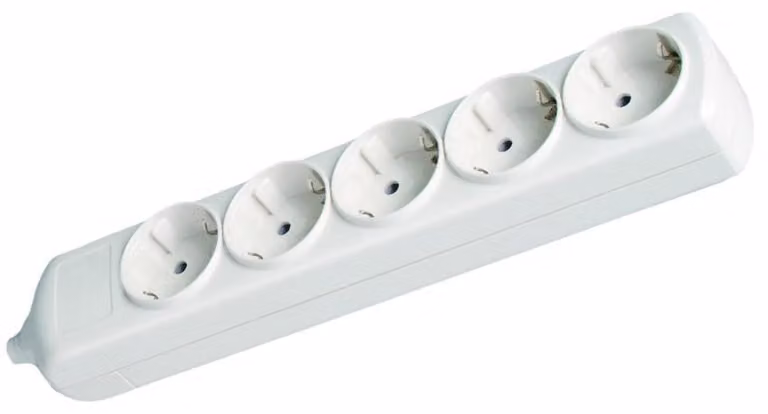 Ciabatta multipresa a 4 vie, con interruttore, lunghezza 1,5 metri, cavo 3G, sezione 1,5 mm², colore: nero. Ideale per collegare diversi dispositivi elettrici.