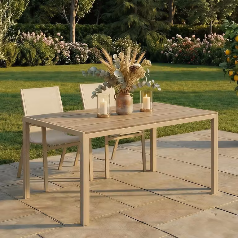Tavolo da giardino MONDELLO, 150 x 90 cm, color champagne. Tavolo resistente alle intemperie per terrazza, con struttura in acciaio e piano in WPC. Ideale per giardino e balcone, mobili da esterno dal design moderno
