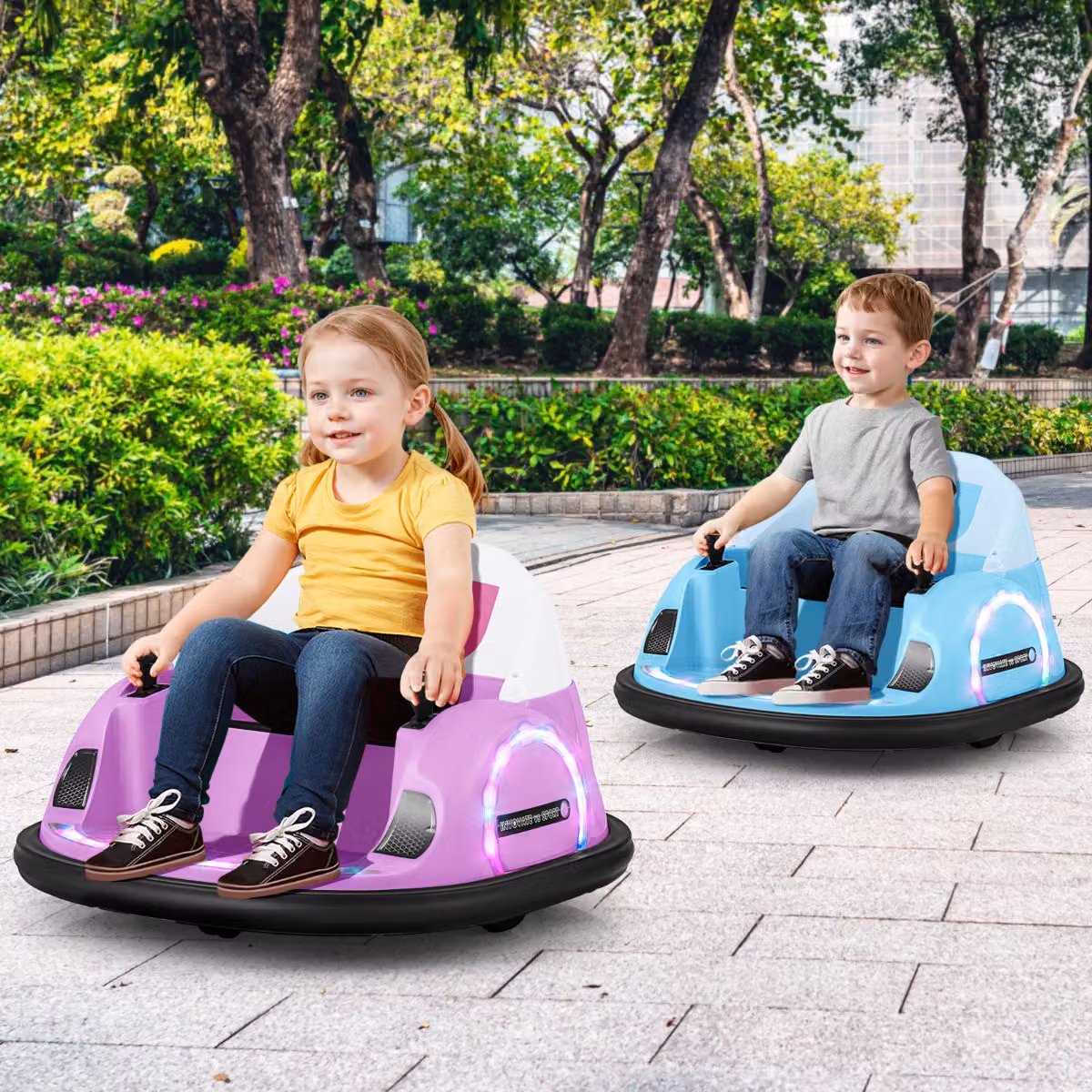 Auto a scontro elettrica Costway 12V con rotazione a 360°, telecomando, luci e musica per bambini, Blu e Multicolore