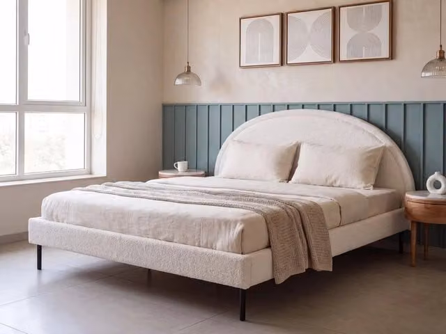 Letto matrimoniale BELIANI in bouclé bianco imbottito con base a doghe e testiera rotonda L/P: 180 x 200 cm