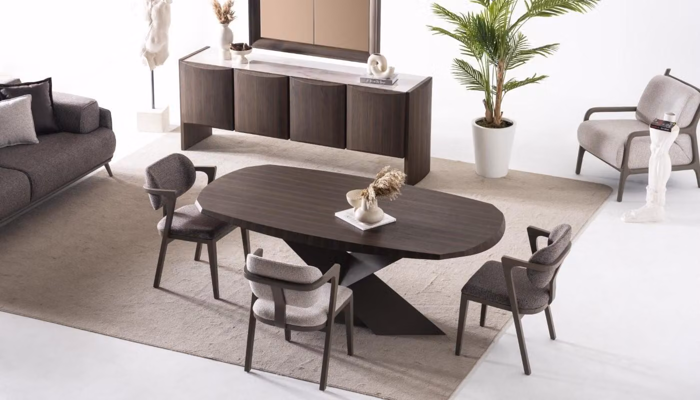 Elegantes braunes Esstisch- und Stuhl-Set aus Holz