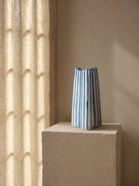 Vaso Ciss in ceramica blu e arancione con motivo a strisce Kenay Home per tavolo – 1